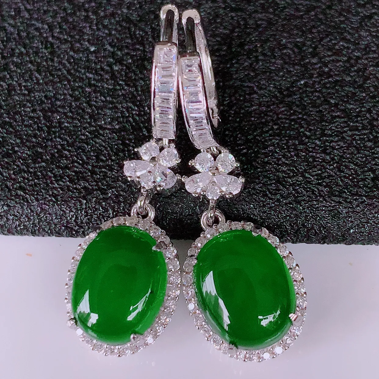 冰透满绿翡翠925银镶嵌，自然光实拍，翠色灵动，颜色漂亮，种老水足，品相佳，佩戴佳品！#97.3整体30.5*10*6裸石10*8