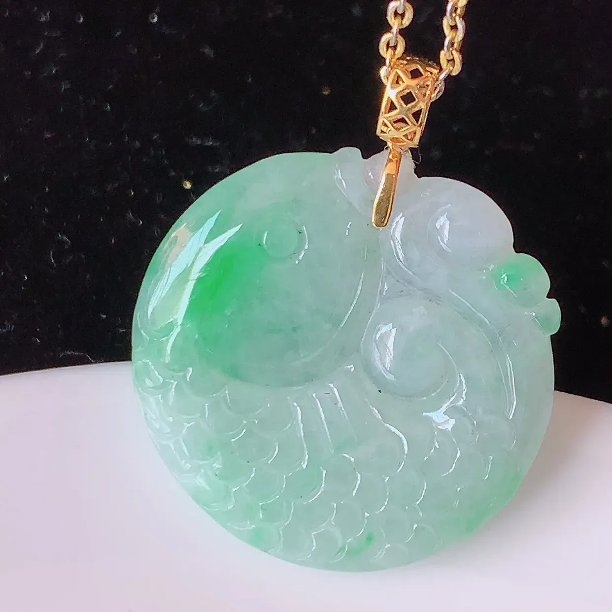 自然光实拍，18K金镶嵌冰润飘绿翡翠年年有余，自由自在玉吊坠，寓意财源广进，雕工婉约，栩栩如生，佩戴优雅迷人！#1.5