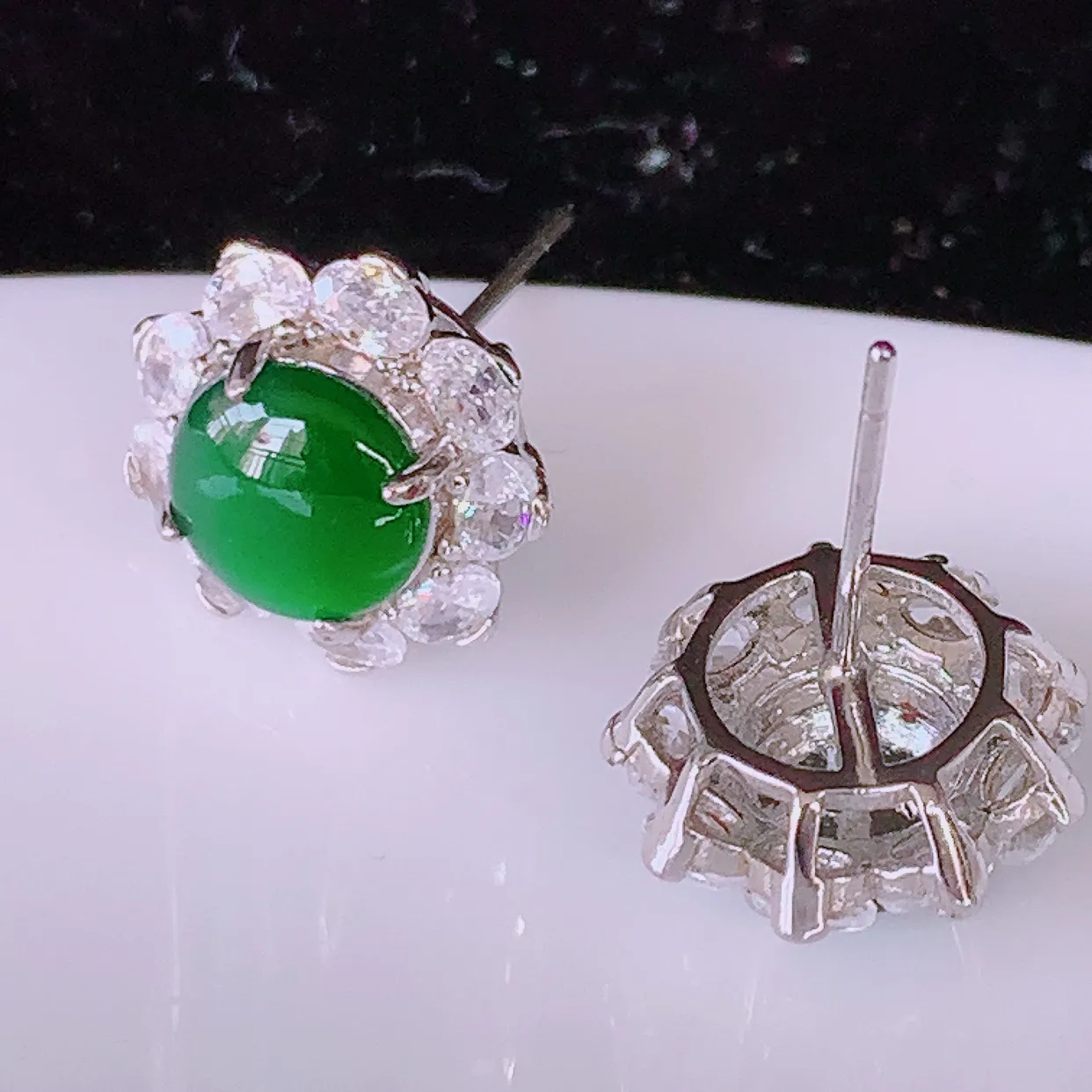 冰透满绿翡翠925银镶嵌耳钉，自然光实拍，翠色灵动，颜色漂亮，种老水足，品相佳，佩戴佳品！#98.5整体17*11.5*11.5裸石6.6-6.6