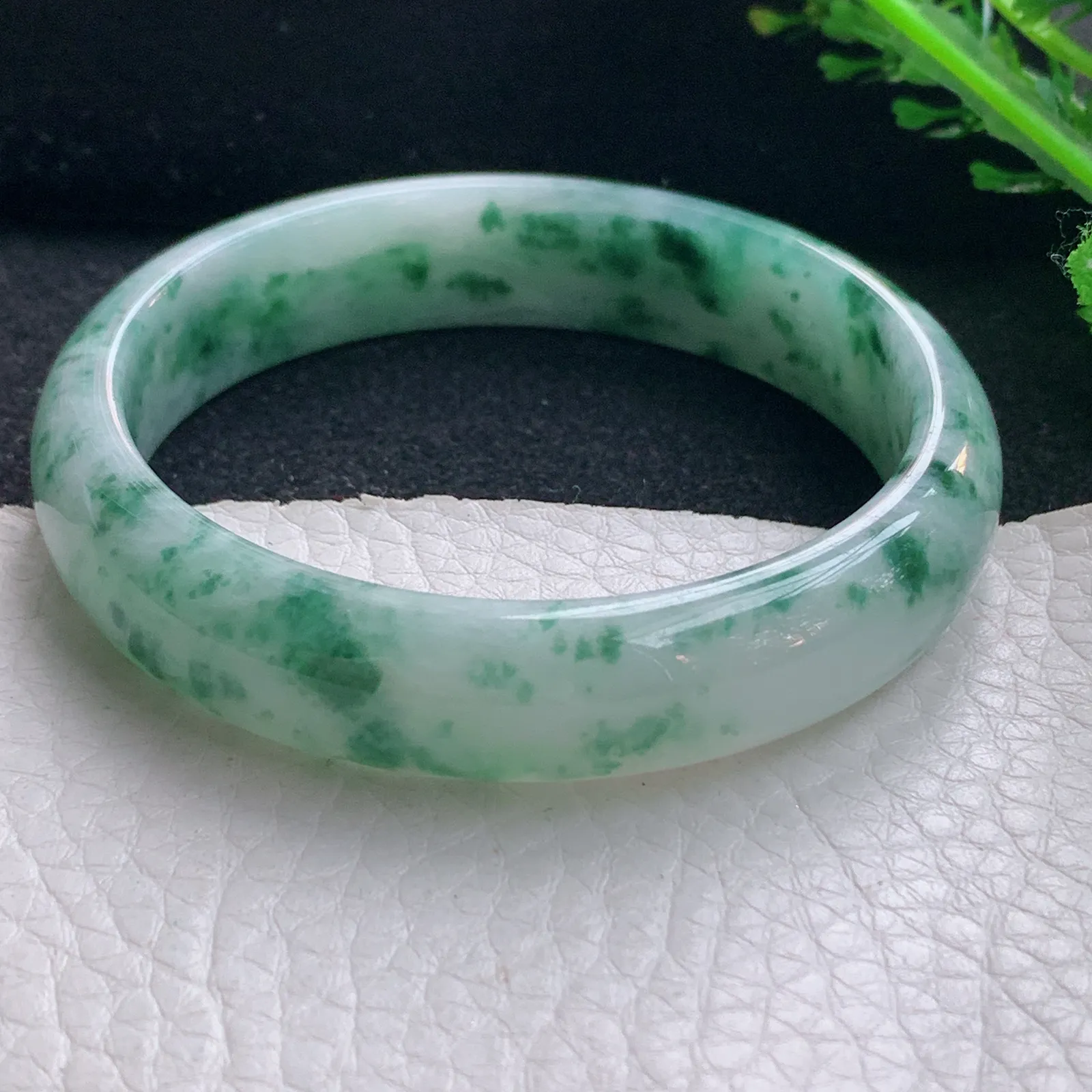 js自然光55*13*6.8平安镯 翡翠a货玉手镯飘花宽边珠宝玉手环
