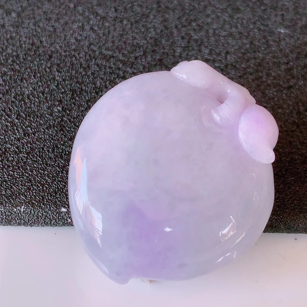 自然光实拍，冰润紫罗兰翡翠桃子吊坠，翠色灵动，种老水足，寓意好，品相佳，佩戴佳品！#32.5