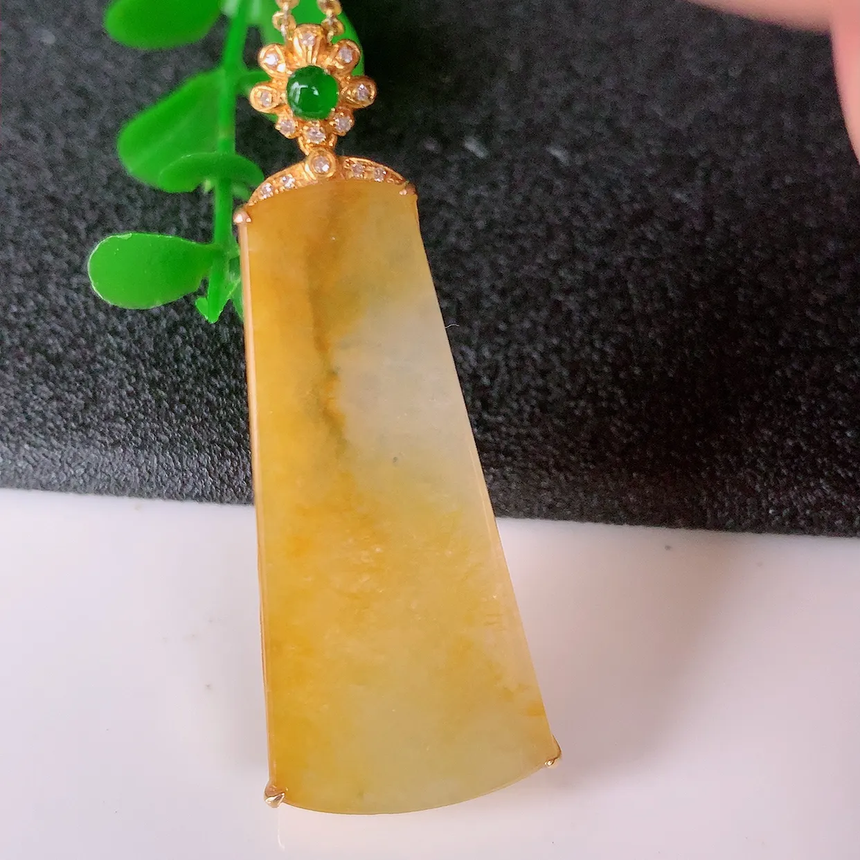 自然光实拍，18K金镶嵌水润黄翡双彩翡翠平安无事牌吊坠，平平安安，无事牌翠色灵动，佩戴平安时尚！#0