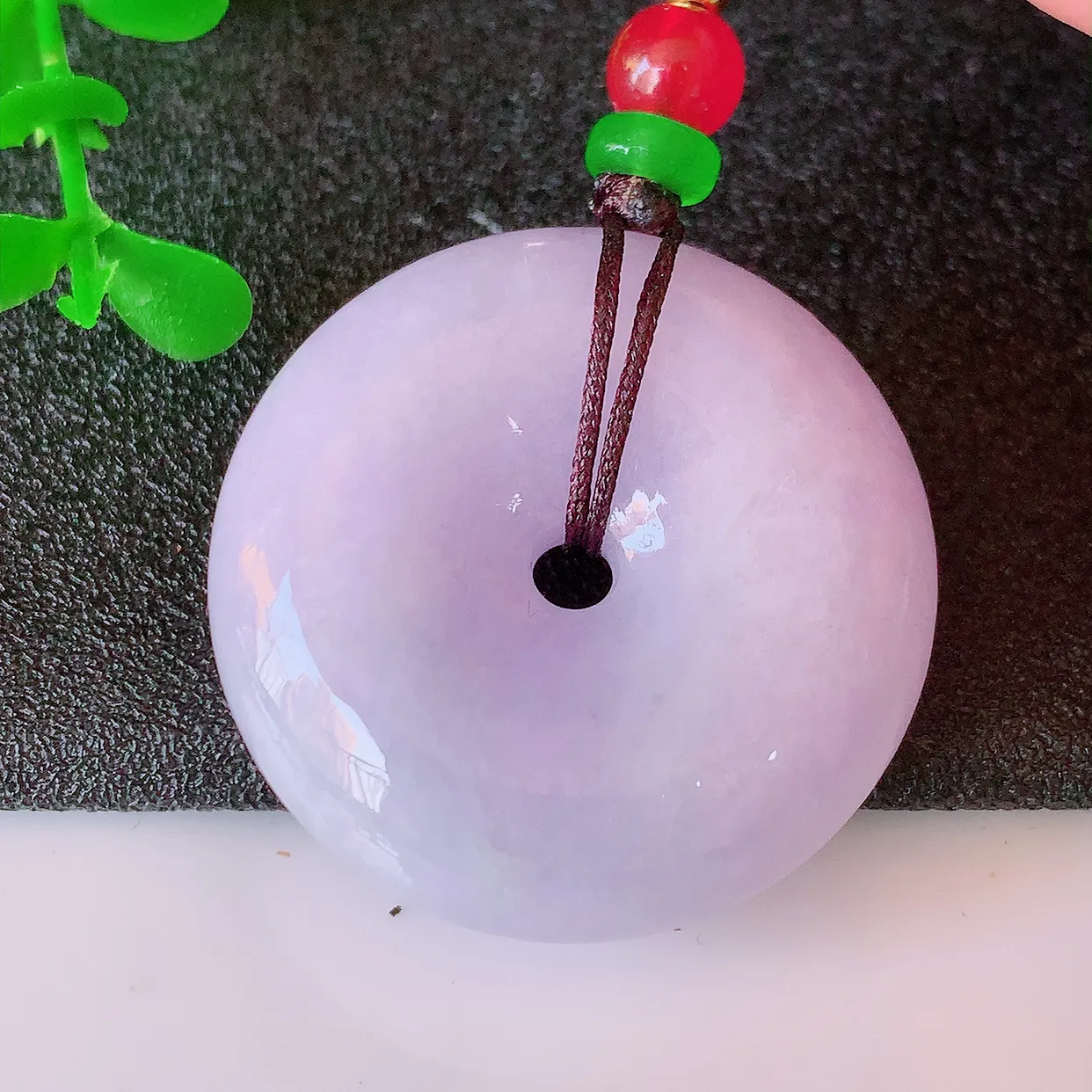 自然光实拍，冰润紫罗兰翡翠平安扣吊坠，形体饱满圆润，平安扣肥嘟嘟的，平平安安，种水很好，配戴精美！#41.5