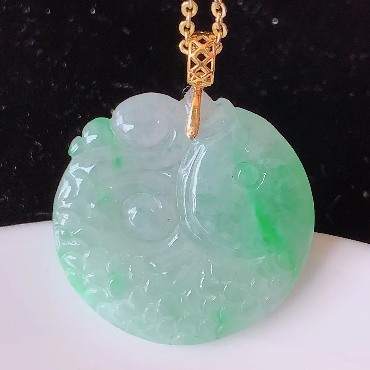 自然光实拍，18K金镶嵌冰润飘绿翡翠年年有余，自由自在玉吊坠，寓意财源广进，雕工婉约，栩栩如生，佩戴优雅迷人！#1.5