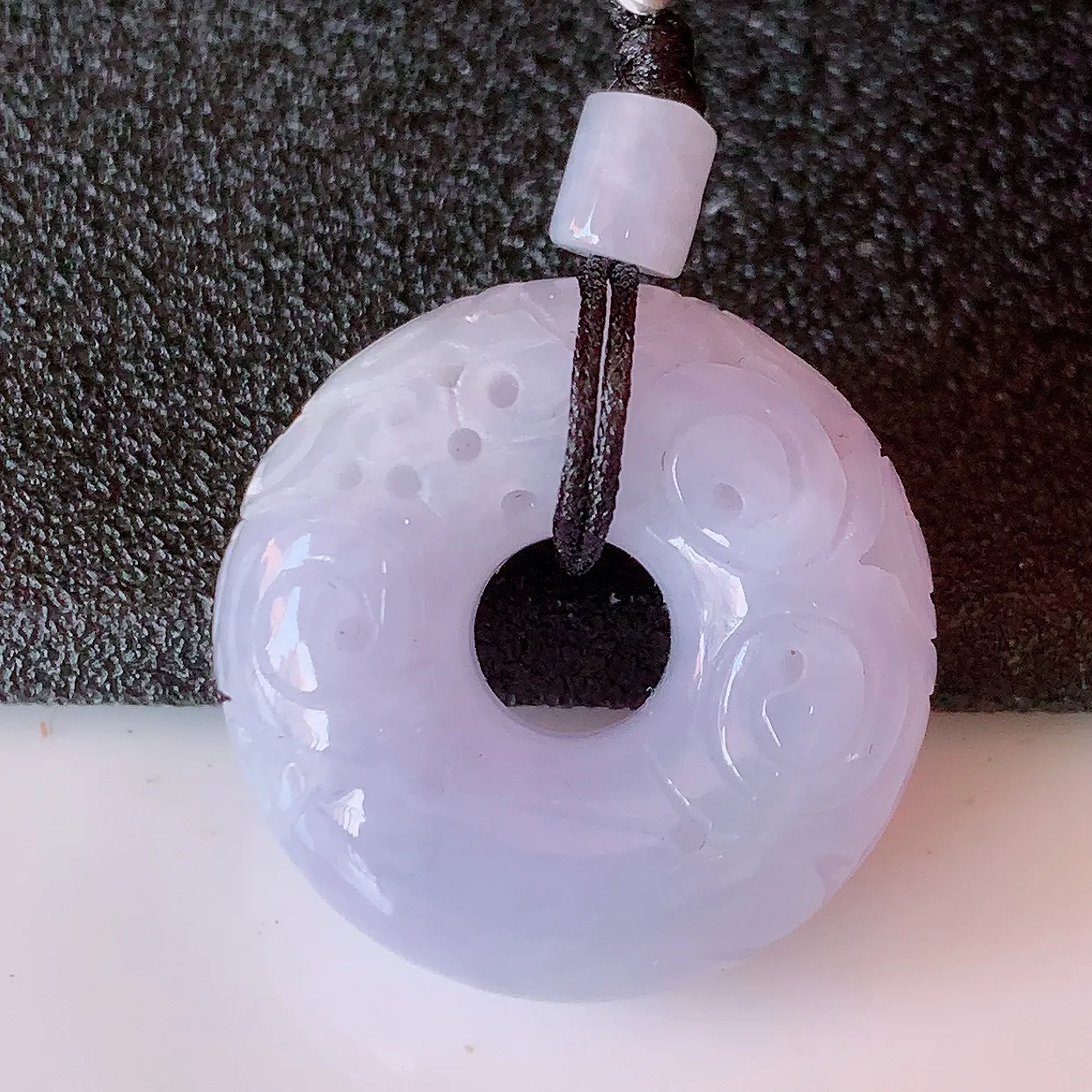 自然光实拍，冰润紫罗兰翡翠平安扣吊坠，形体饱满圆润，平安扣肥嘟嘟的，平平安安，种水很好，配戴精美！#57.5
