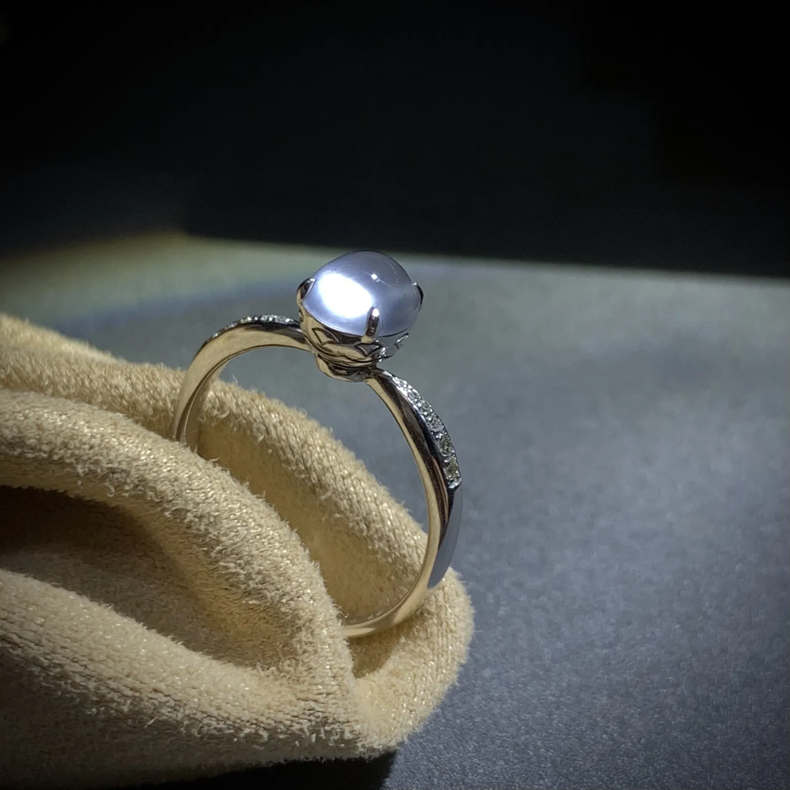 缅甸翡翠玻璃种白蛋面戒指，
裸石6.8-6-3.5mm，13#，
18K金，南非钻，2.3g，