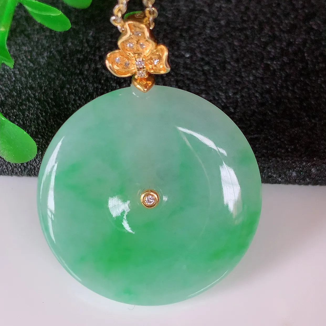 自然光实拍，18K金镶嵌水润翡翠平安扣吊坠，玉扣，冰润光泽，寓意平平安安，平安扣佩戴时尚漂亮！#00.3整体33.5*25.5*5.5裸石25.5*25.5