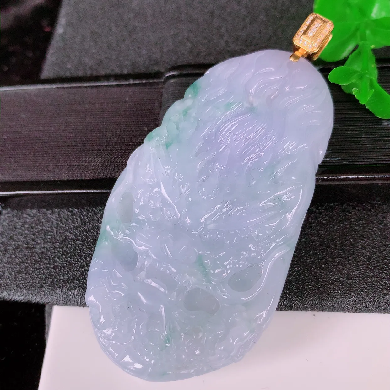 自然光实拍，18K金镶嵌紫罗兰飘花翡翠龙腾盛世、龙牌吊坠，种水好，雕工立体精致，佩戴霸气时尚！#00.3整体70.5裸石62*33.5*7.8