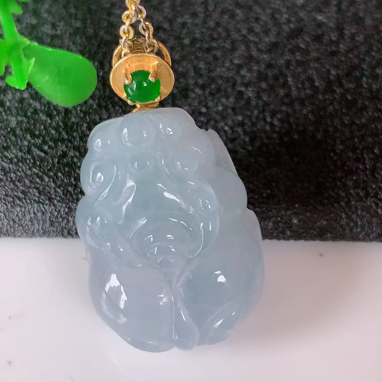 自然光实拍，18K金镶嵌冰紫罗兰翡翠招财貔貅吊坠，民间有“一摸貔貅运程旺盛，再摸貔貅财运滚滚，三摸貔貅平步青云 ”的美好祝愿。#00.3整体28裸石21.5*15.8-9