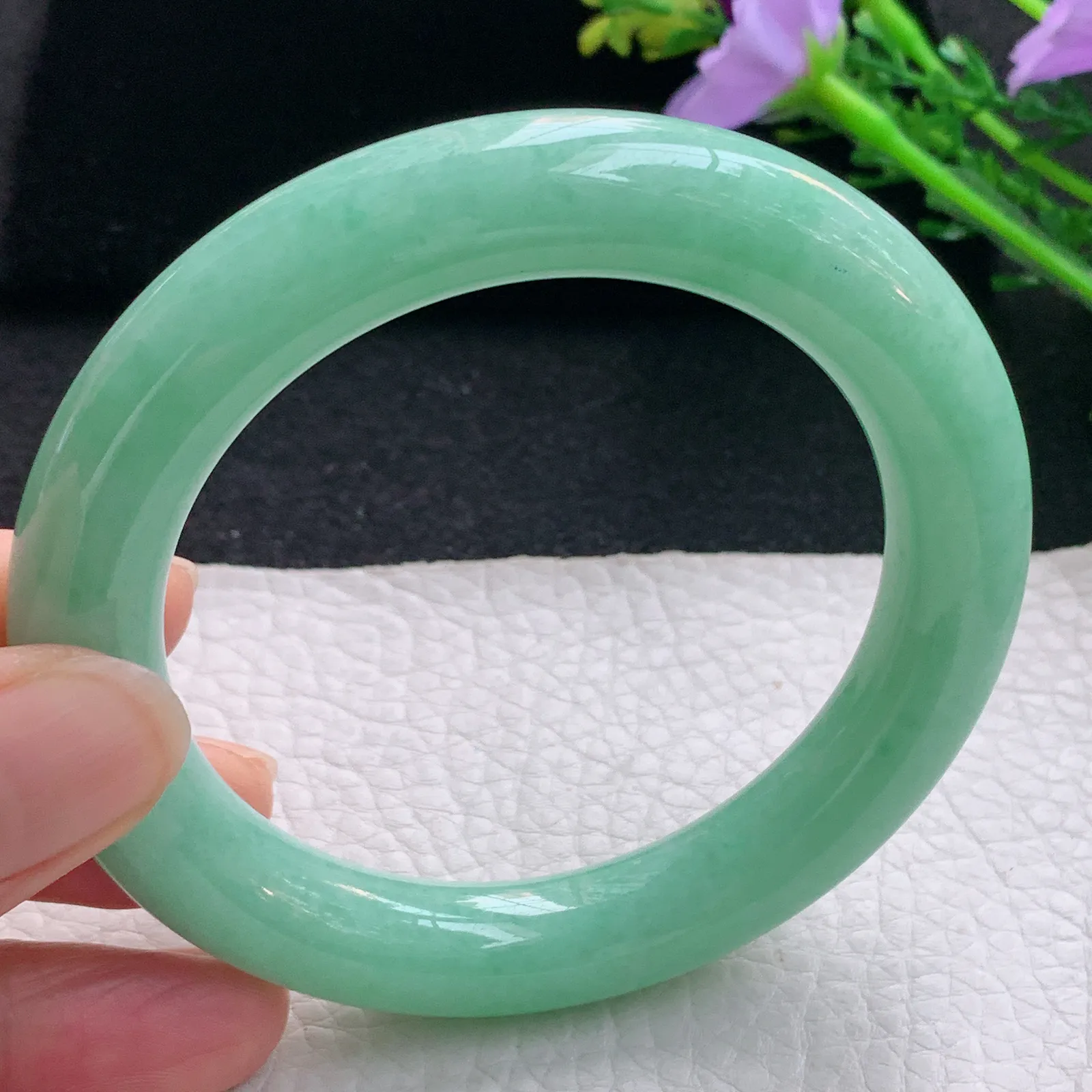 yh自然光57.5*11美人镯 翡翠a货玉手镯果绿圆条珠宝玉手环