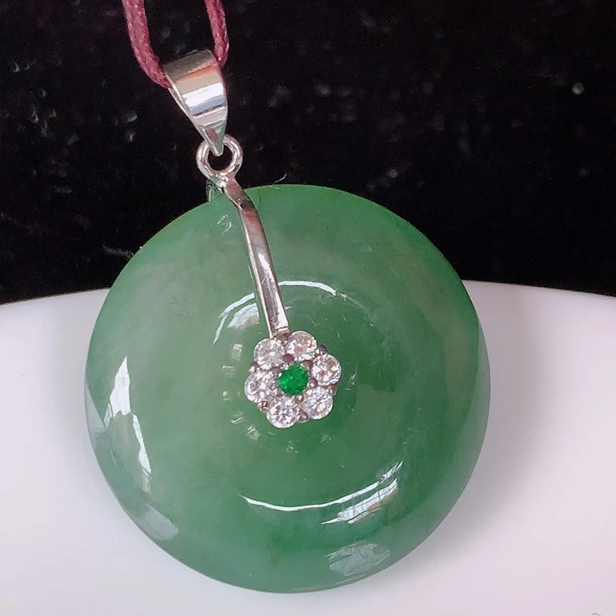 自然光实拍，冰种翡翠平安扣吊坠，翠色灵动，种老水足，寓意好，品相佳，佩戴佳品！#01.3配图银扣