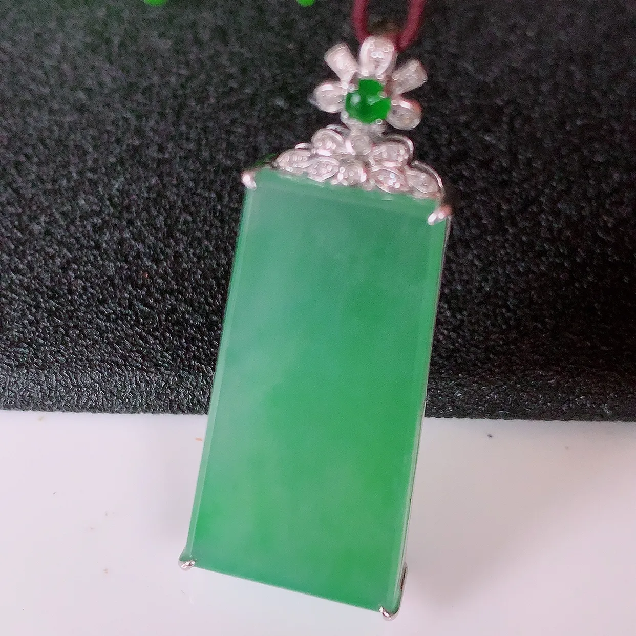 自然光实拍，18K金镶嵌冰种满绿翡翠平安无事牌吊坠，平平安安，无事牌翠色灵动，佩戴平安时尚！#00.3整体40*16*6.5裸石29*15