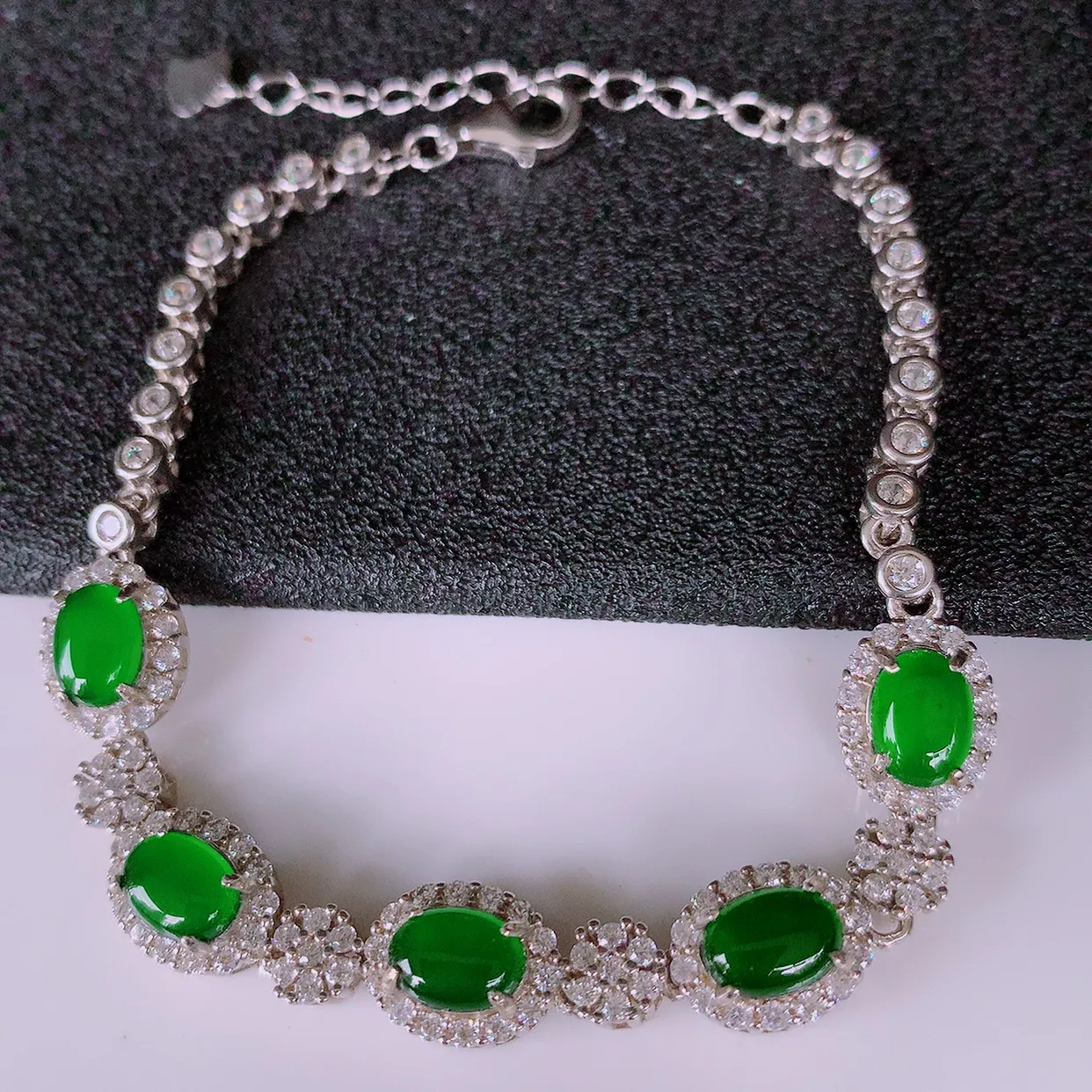 冰透满绿翡翠925银镶嵌，自然光实拍，翠色灵动，颜色漂亮，种老水足，品相佳，佩戴佳品！#97.3取一