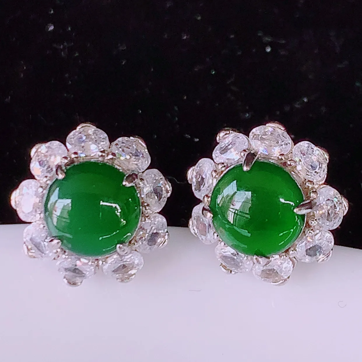 冰透满绿翡翠925银镶嵌耳钉，自然光实拍，翠色灵动，颜色漂亮，种老水足，品相佳，佩戴佳品！#98.5整体17*11.5*11.5裸石6.6-6.6