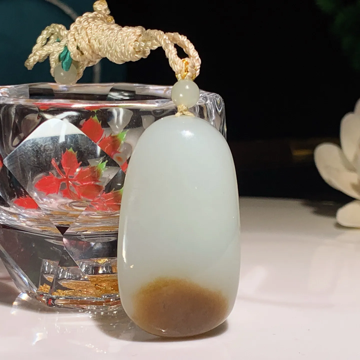 新疆且末糖平安无事牌子挂件。尺寸47/29/13重31克。玉质细腻油润。手推出油。佩戴高端典雅。lt251206