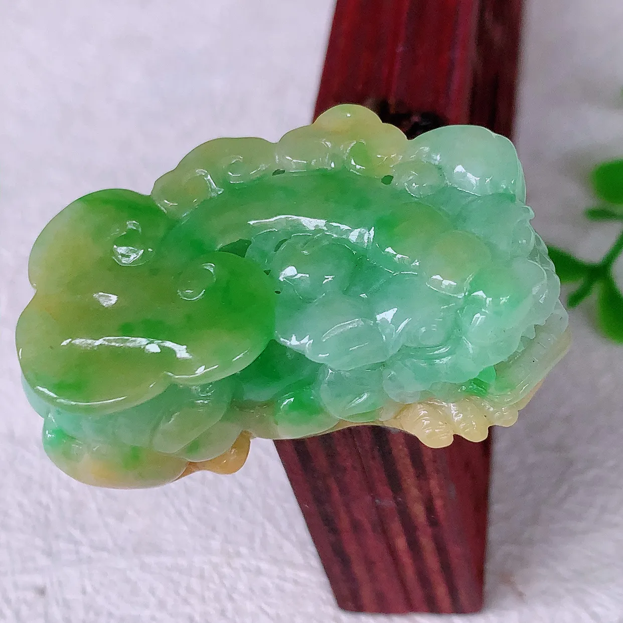 自然光实拍，冰润黄加绿翡翠霸王貔貅吊坠，民间有“一摸貔貅运程旺盛，再摸貔貅财运滚滚，三摸貔貅平步青云 ”的美好祝愿。#97.3