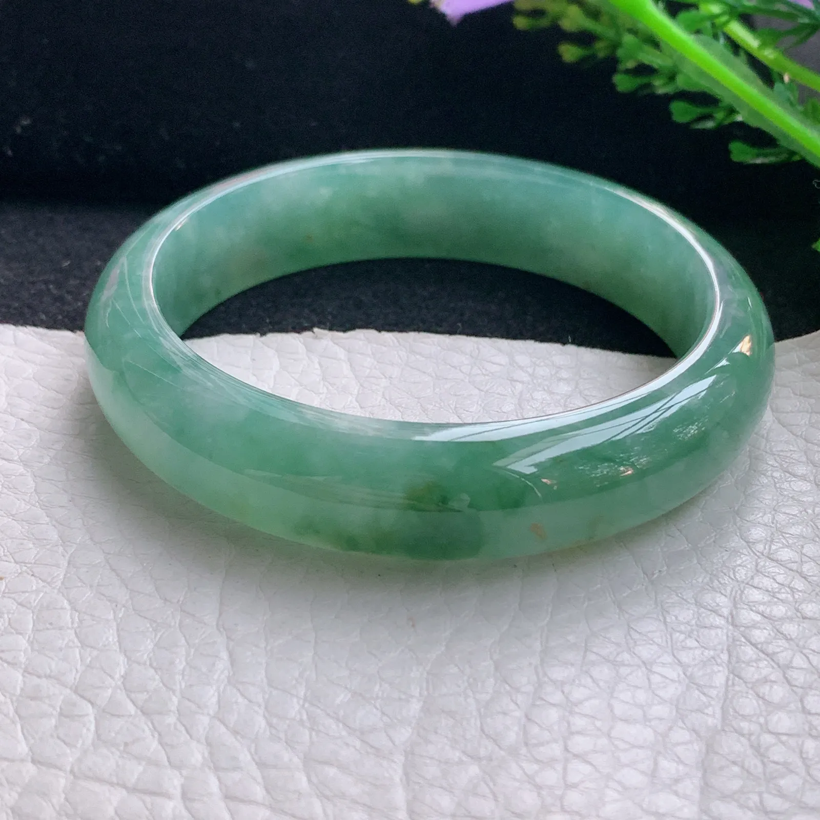 js自然光55*13.2*7.5平安镯 翡翠a货玉手冰润湖水绿宽边珠宝玉手环