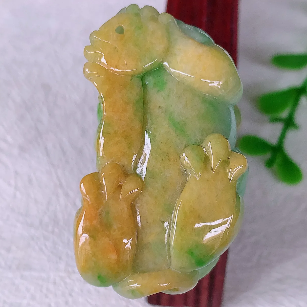 自然光实拍，冰润黄加绿翡翠霸王貔貅吊坠，民间有“一摸貔貅运程旺盛，再摸貔貅财运滚滚，三摸貔貅平步青云 ”的美好祝愿。#97.3