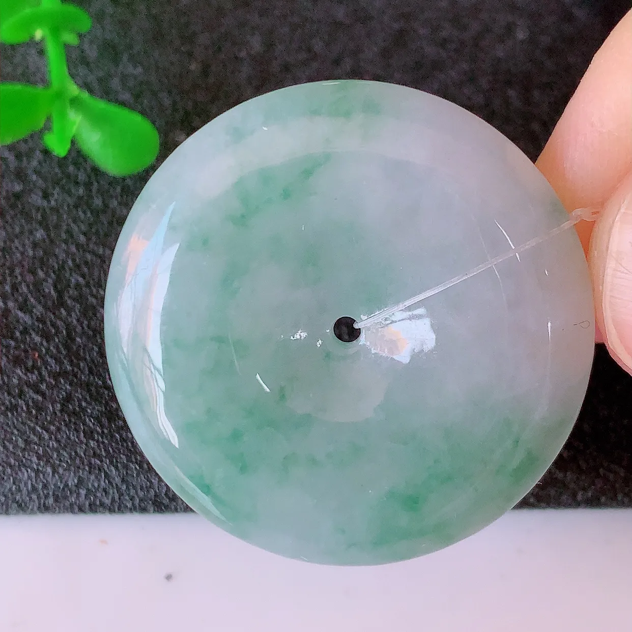 自然光实拍，冰润飘花平安扣翡翠吊坠，种老水足，雕工精湛 ，寓意美好，佩戴时尚出众！#49.5