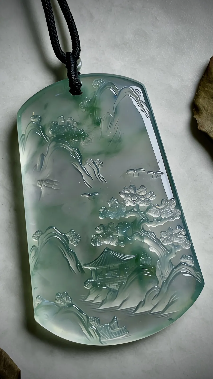 【源远流长】，飘花山水牌子，
瑞禧玉雕艺术作品，
54.6-37.2-5.2mm，22.2g，