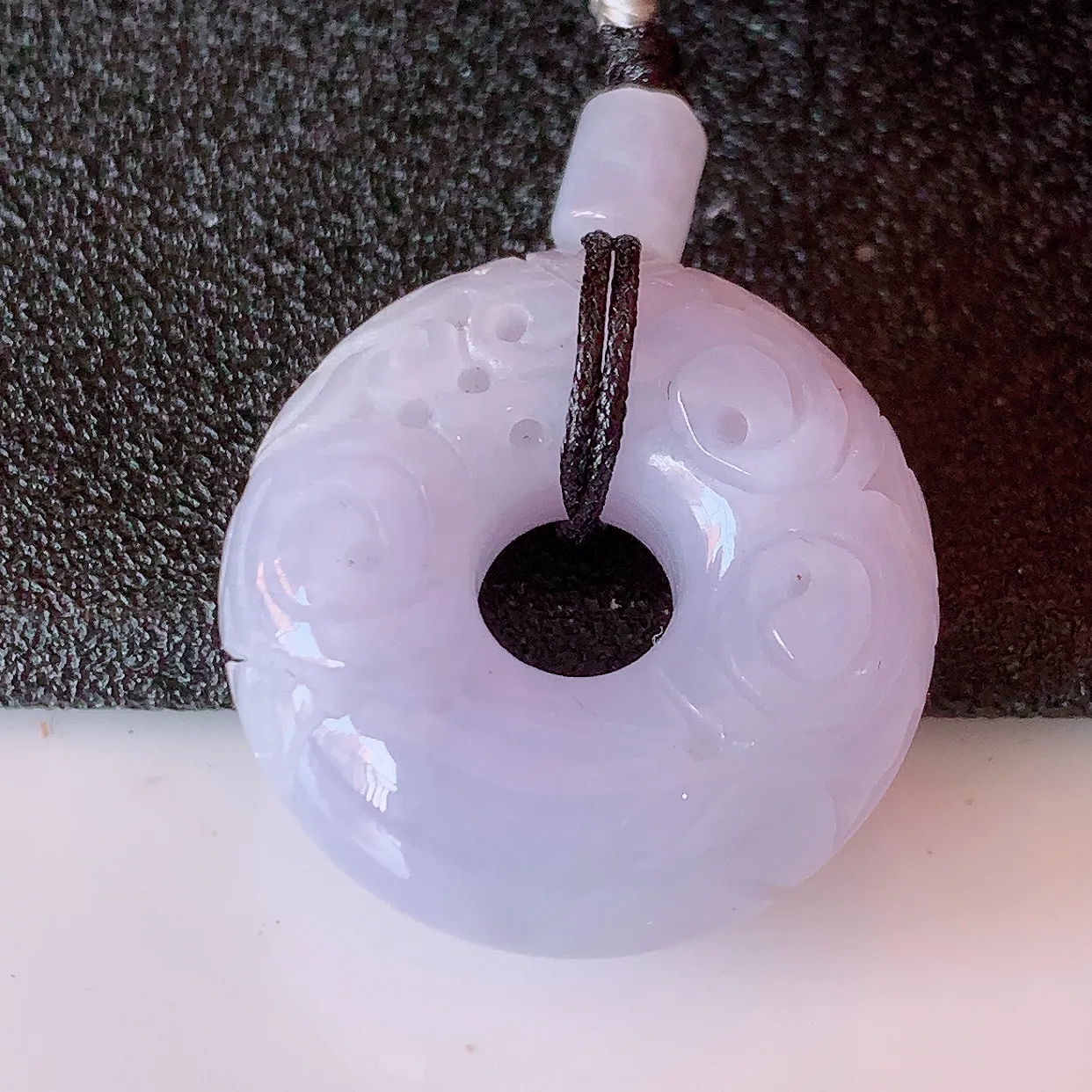 自然光实拍，冰润紫罗兰翡翠平安扣吊坠，形体饱满圆润，平安扣肥嘟嘟的，平平安安，种水很好，配戴精美！#57.5