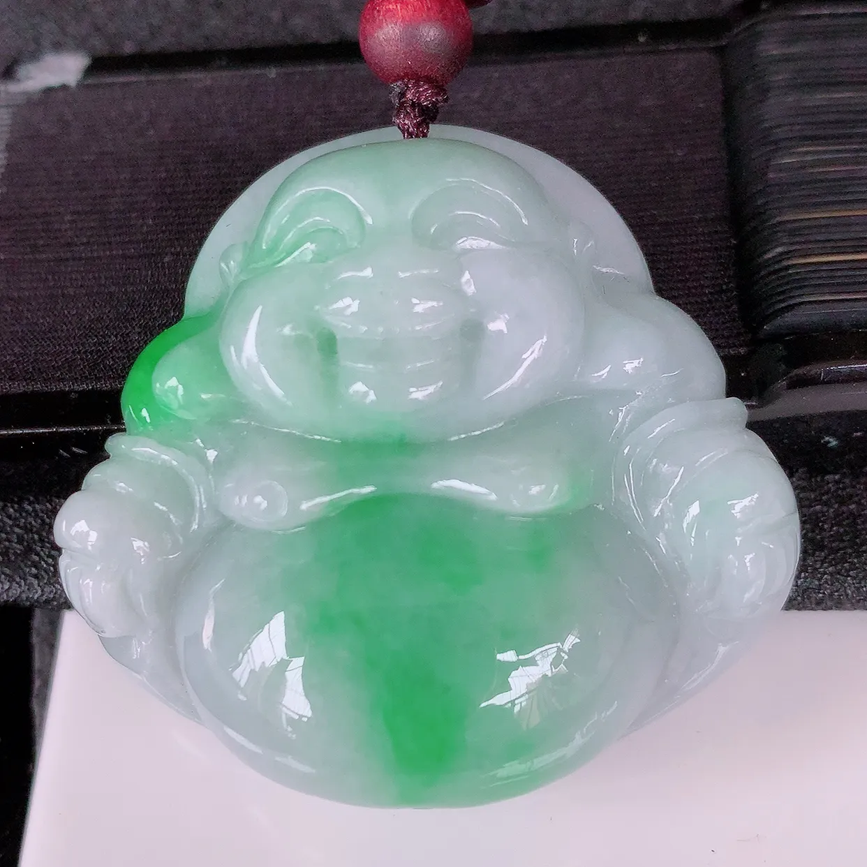 自然光实拍，大件冰润飘绿翡翠佛公吊坠，翡翠开心笑佛，种老水足，颜色漂亮，立体饱满圆润，佩戴效果赞#46.3