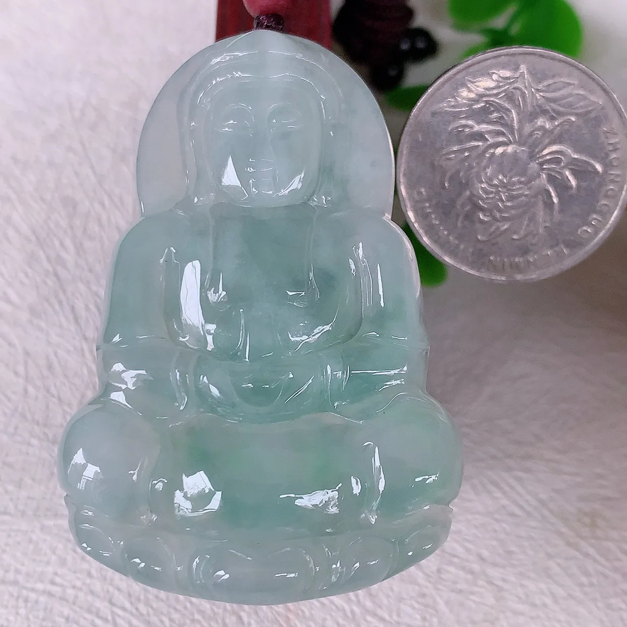 自然光实拍，冰种翡翠观音菩萨吊坠，净瓶观音，冰透亮泽，美观亮丽，观音面相端庄#46.3