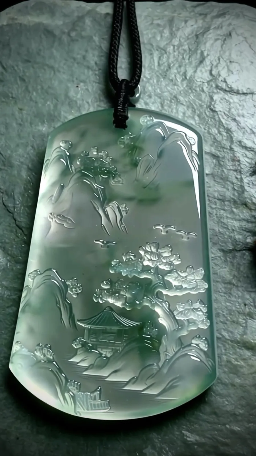 【源远流长】，飘花山水牌子，
瑞禧玉雕艺术作品，
54.6-37.2-5.2mm，22.2g，