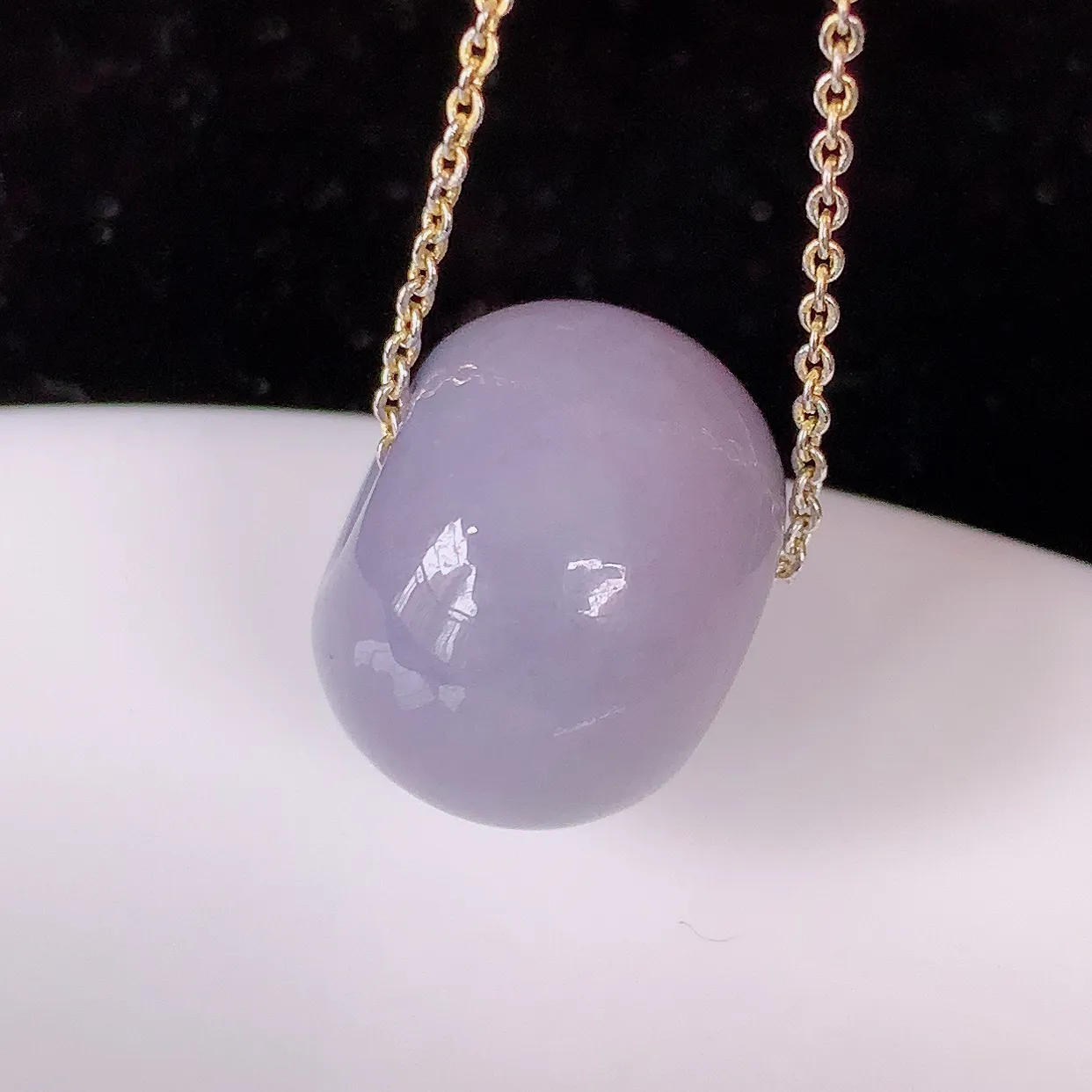 自然光实拍，冰润紫罗兰翡翠路路通吊坠，寓意时来运转、财源滚滚，款式新颖时尚，日常百搭的款！配图银链#05.3