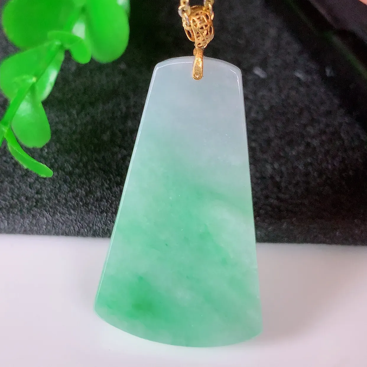 18k金镶嵌冰润飘绿翡翠平安无事牌吊坠，款式新颖时尚，日常百搭的款。清秀高雅，佩戴优雅高贵！#41.