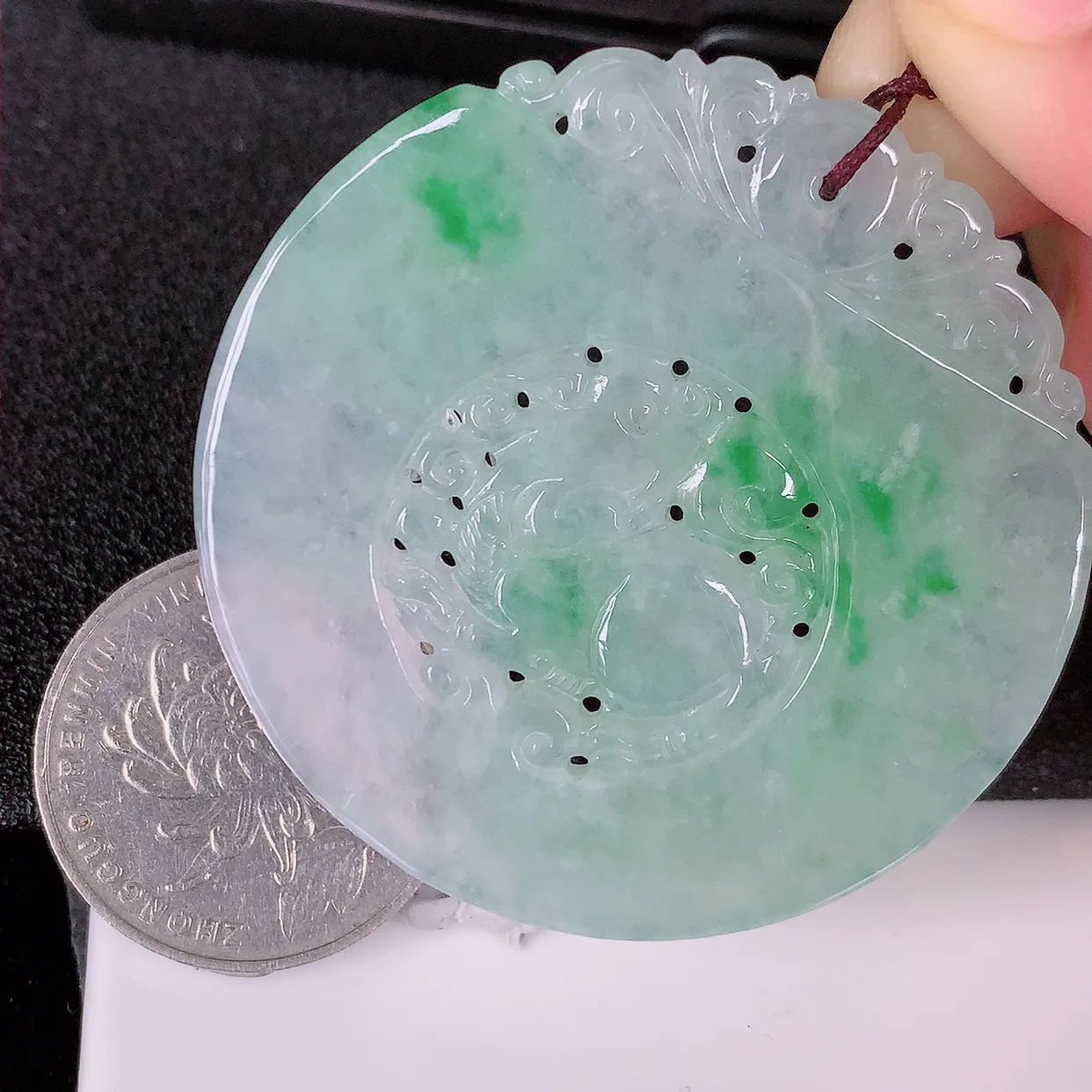 自然光实拍，冰飘绿翡翠麒麟吊坠，仿古招财进宝如意玉麒麟；冰透起莹，老坑冰润，镂空精雕工艺。佩戴翡翠麒麟挂坠，则是寓意吉祥平安、太平盛世、天下统一#57.3