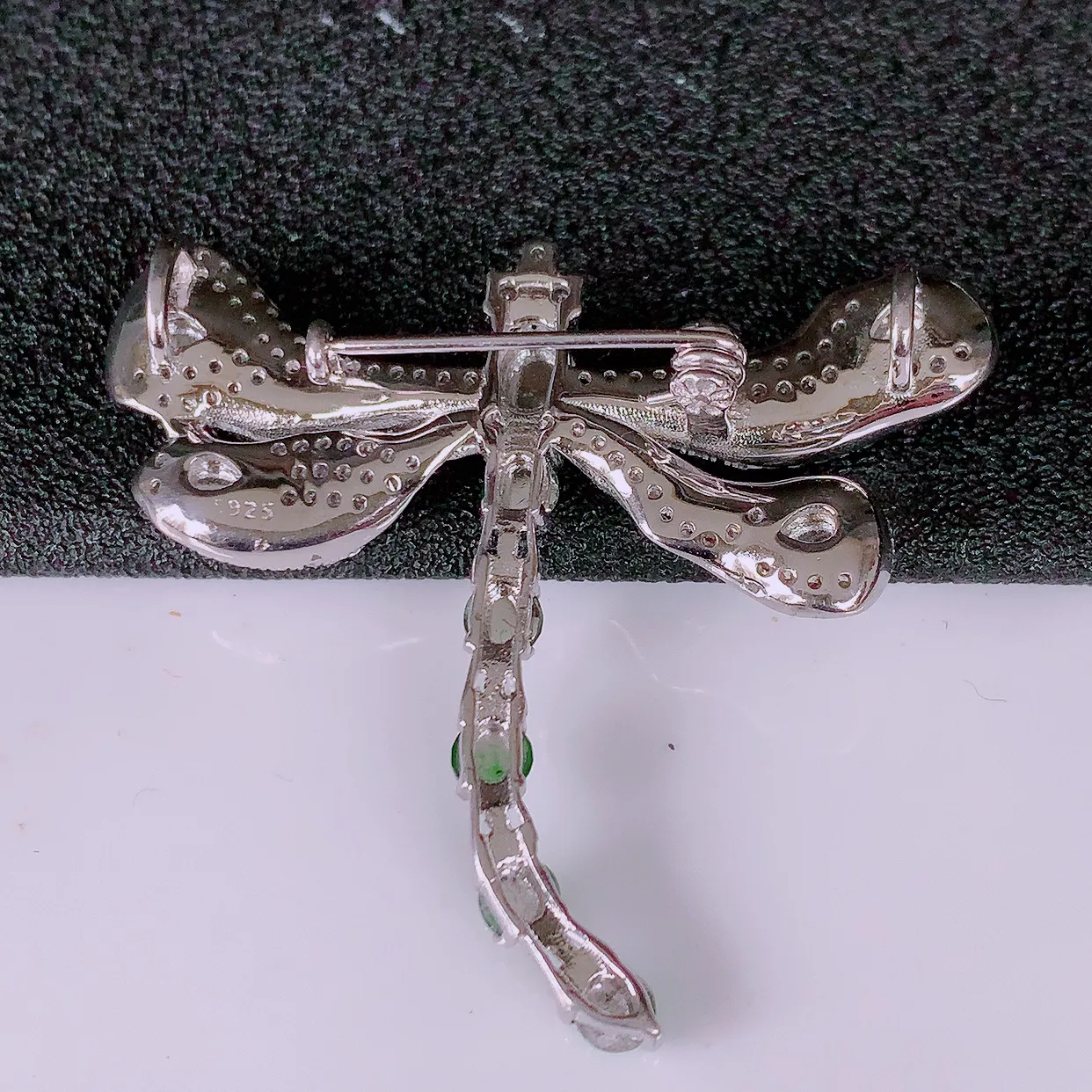 冰透满绿翡翠925银镶嵌蜻蜓胸针，自然光实拍，翠色灵动，颜色漂亮，种老水足，品相佳，佩戴佳品！#97.3整体38*43*8.2裸石4.6*4.6