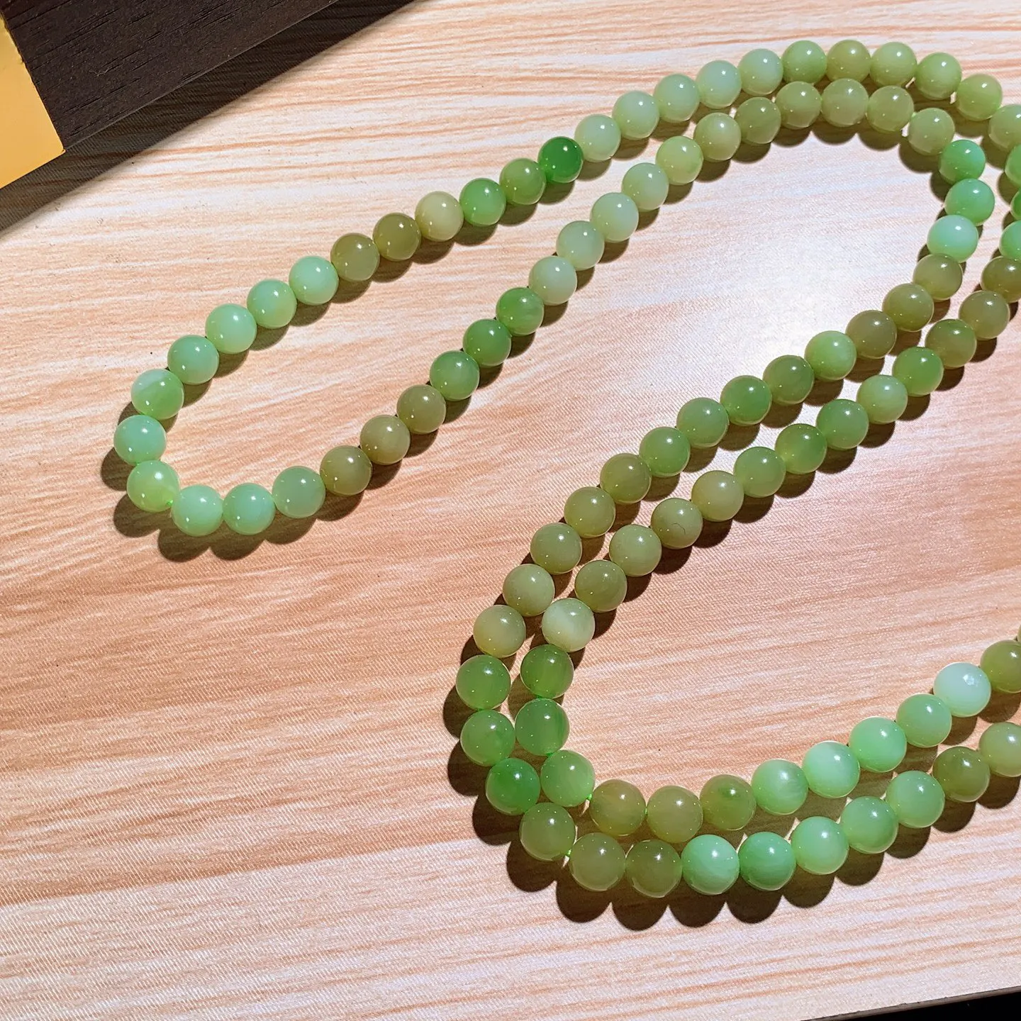和田玉薄荷绿俄罗斯碧玉108佛珠项链。单颗尺寸6重36.5克。玉质细腻油润。手推出油。佩戴高端典雅。lt251205