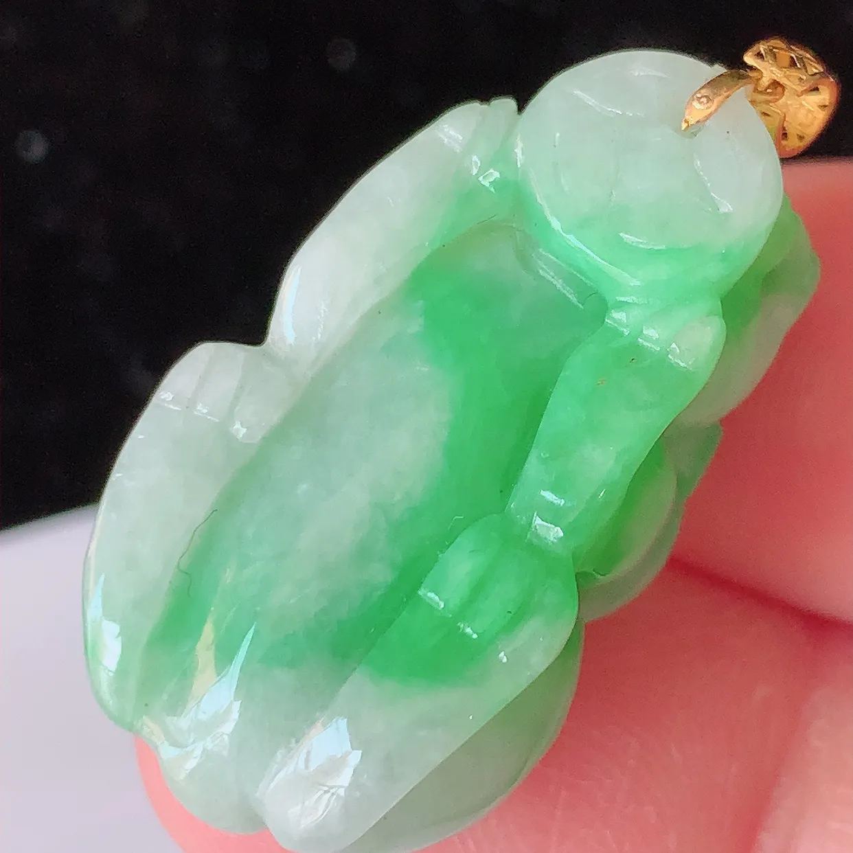 18K金镶嵌飘绿翡翠招财貔貅吊坠，民间有“一摸貔貅运程旺盛，再摸貔貅财运滚滚，三摸貔貅平步青云 ”的美好祝愿。#1.5