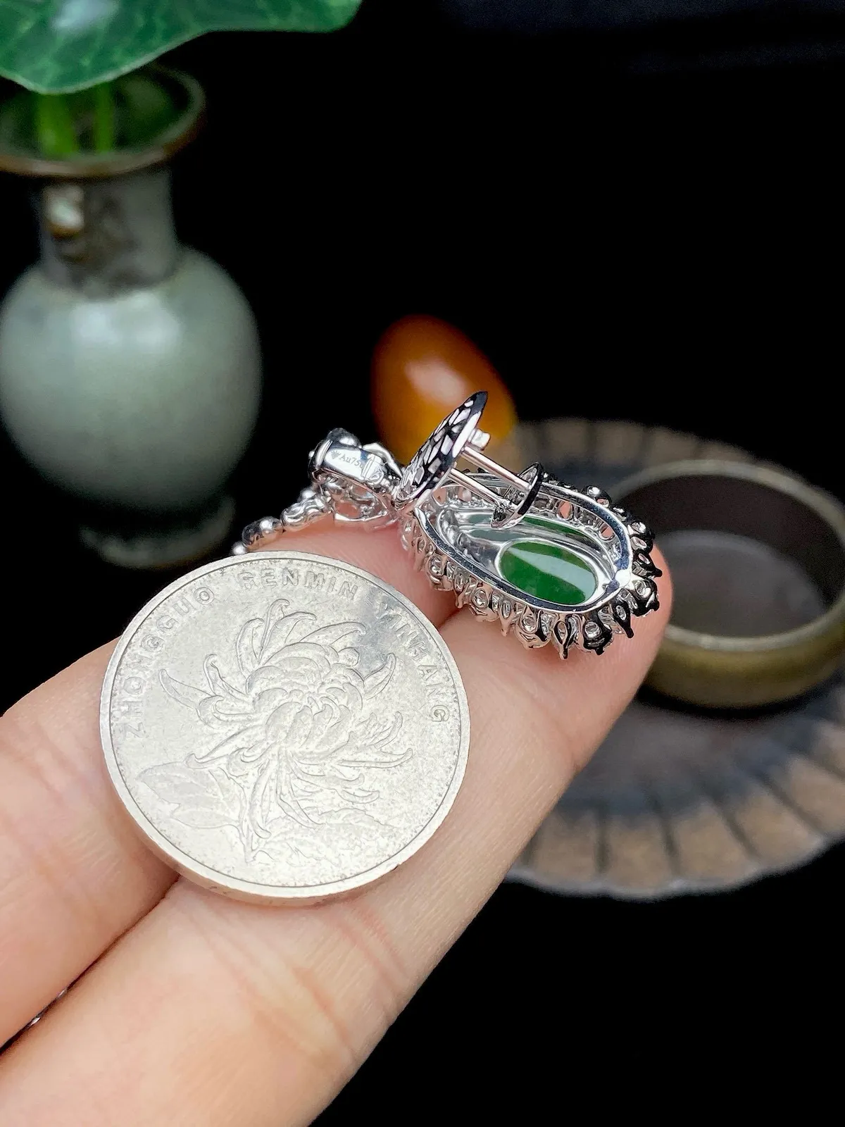 【冰种满绿福豆吊坠】小精品，种地上乘，冰感十足，通透起光，饱满圆润，18k金钻镶嵌，裸石尺寸14.5*6.7*3.6毫米。