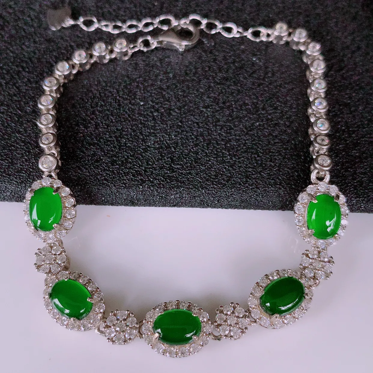 冰透满绿翡翠925银镶嵌，自然光实拍，翠色灵动，颜色漂亮，种老水足，品相佳，佩戴佳品！#97.3取一