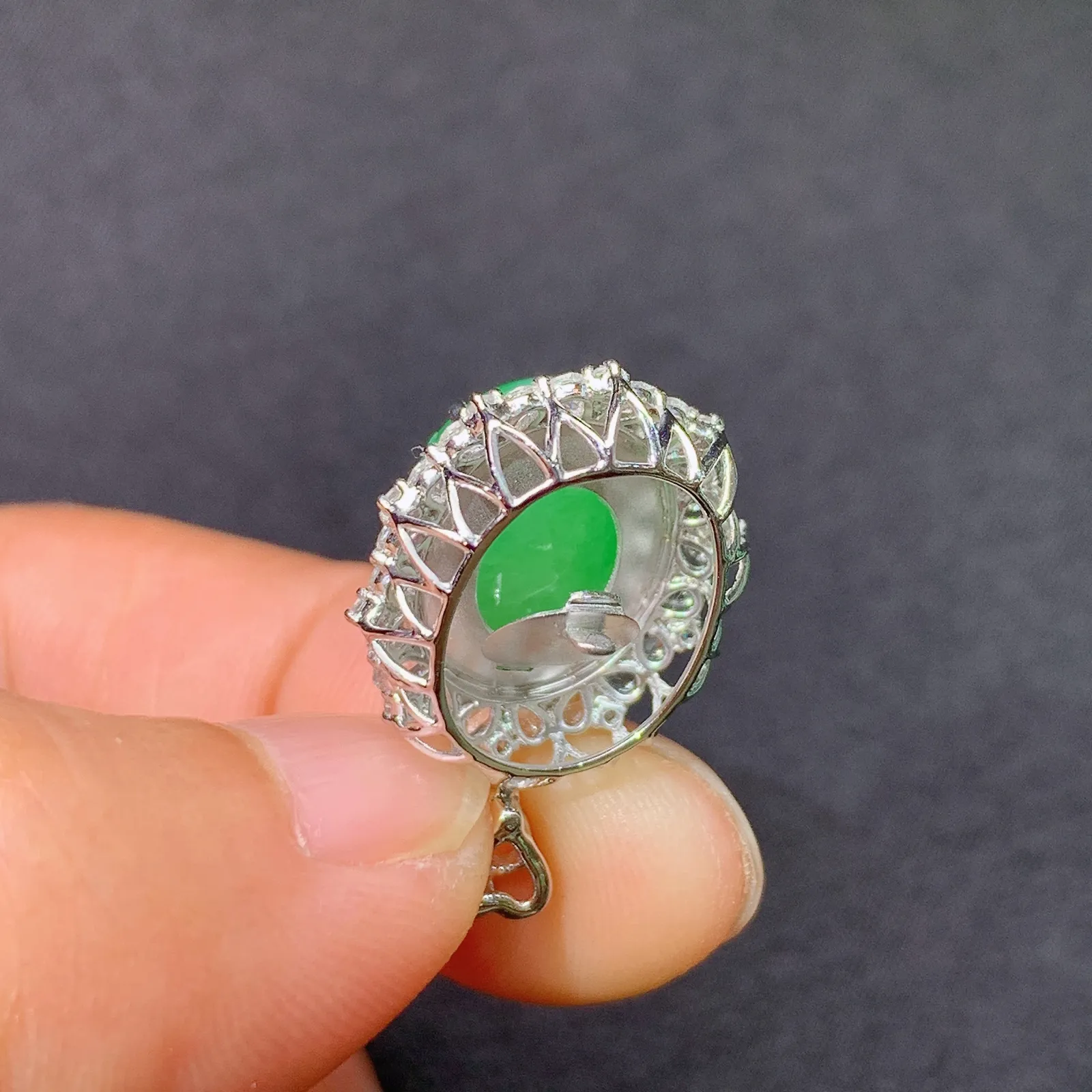 冰阳绿蛋面吊坠，18k金镶嵌，冰润色阳，玉质细腻，种水足 尺寸22.6*14.6*10.5