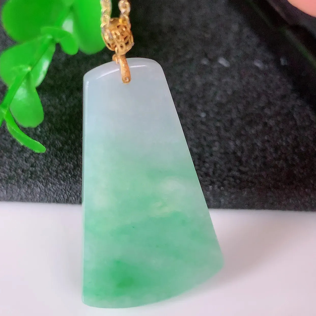 18k金镶嵌冰润飘绿翡翠平安无事牌吊坠，款式新颖时尚，日常百搭的款。清秀高雅，佩戴优雅高贵！#41.3