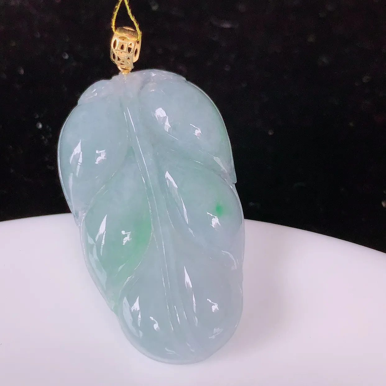 18K金镶嵌冰春带彩翡翠叶子吊坠 ，种水足，色泽清新，工艺精湛，叶子寓意美好；金枝玉叶，事业有成。#35.6