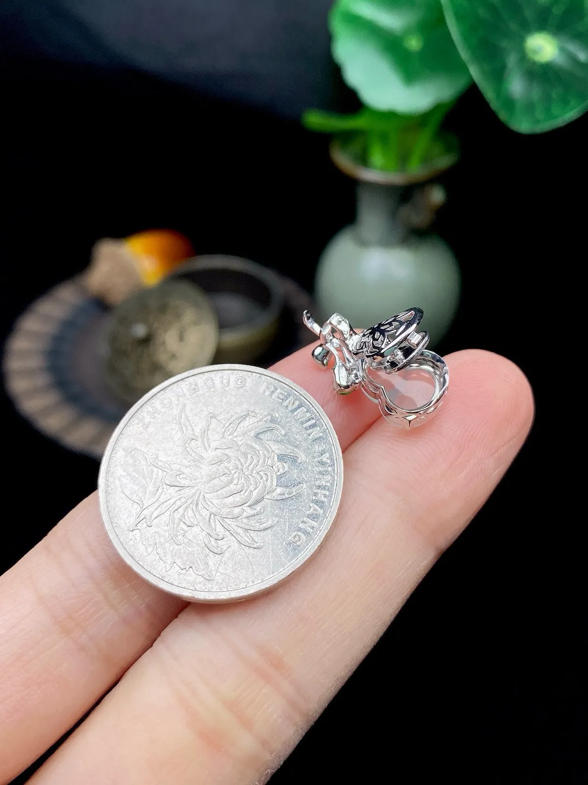 【冰种葫芦吊坠】质地细腻清爽，荧光感强烈，起刚光强烈，18K金钻镶嵌，裸石尺寸10.3*8.4*3毫米