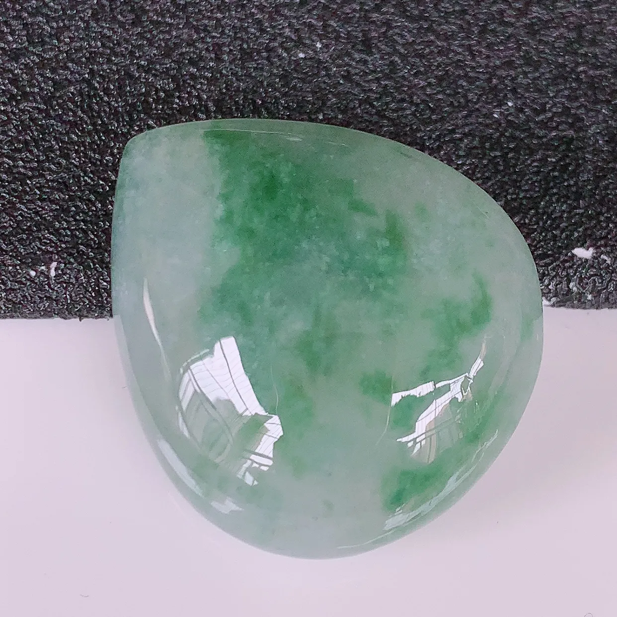 自然光实拍，冰种飘花翡翠蛋面，戒面，翠色灵动，玉质细腻，颜色漂亮，品相佳，佩戴佳品！#94.3