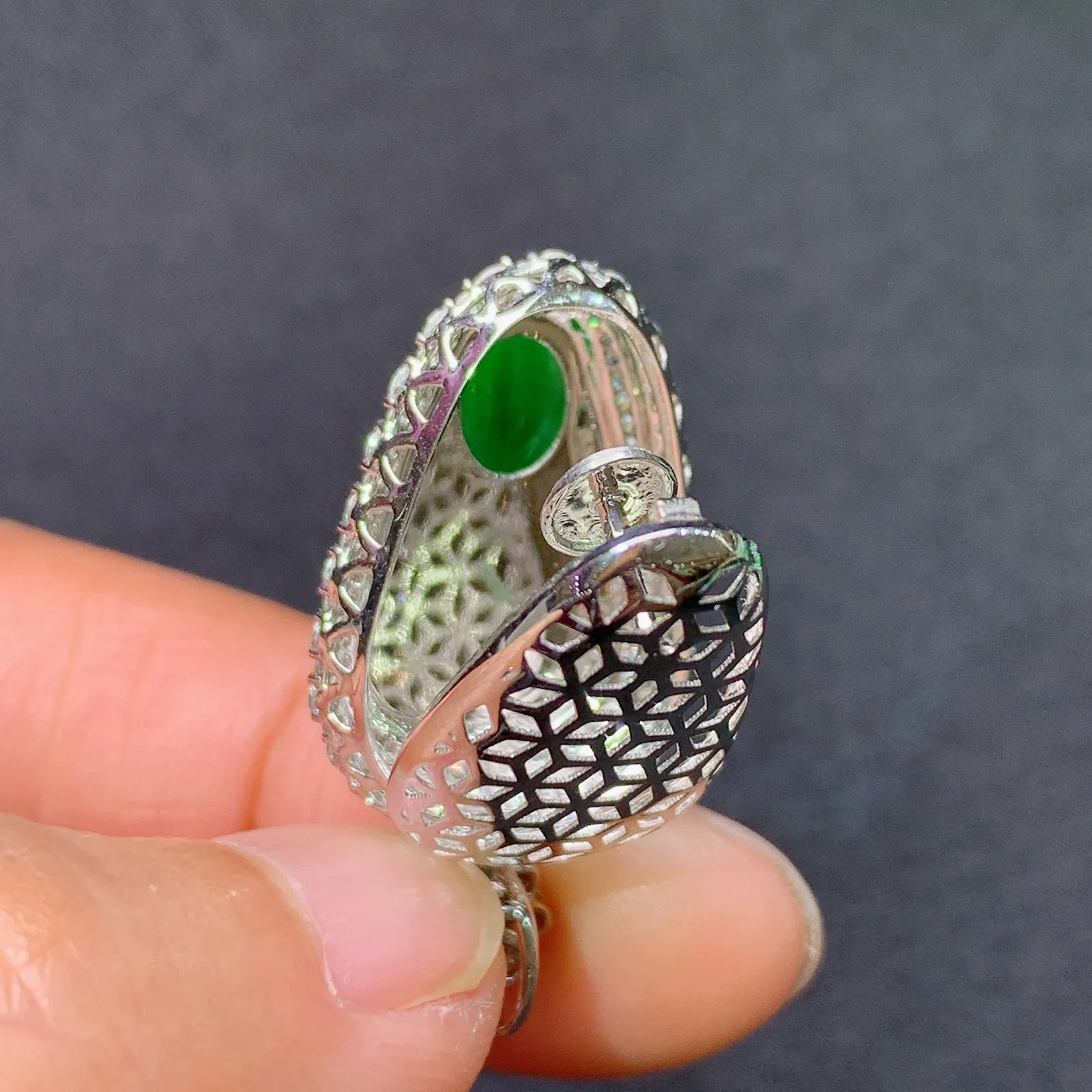 冰阳绿树叶吊坠，18k金镶嵌，色泽鲜阳，冰润细腻，种水足 尺寸30.1*15.1*9.8