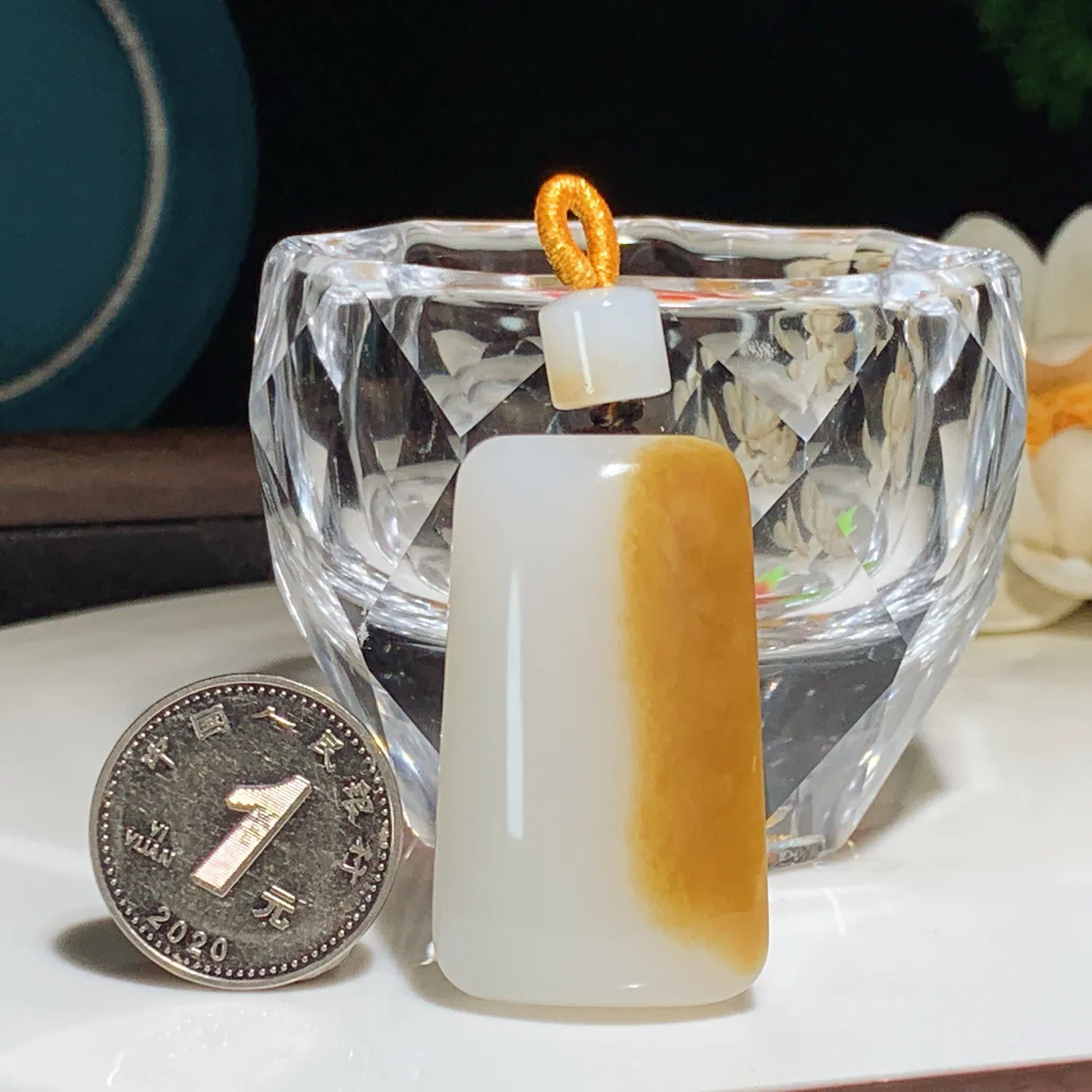 新疆且末糖平安无事牌子挂件。尺寸39/24/11重22.5克。玉质细腻油润。手推出油。佩戴高端典雅。lt251206