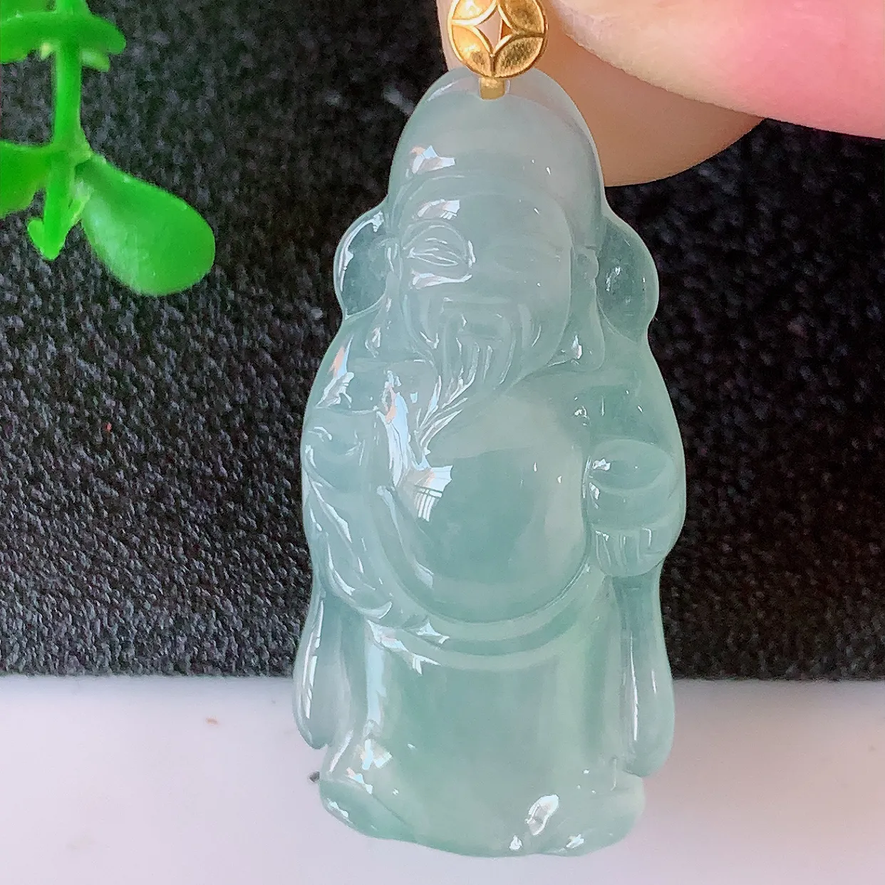18K金镶嵌冰种翡翠财神爷吊坠，种老水足，雕工精湛 ，寓意美好，佩戴时尚出众！#41.5