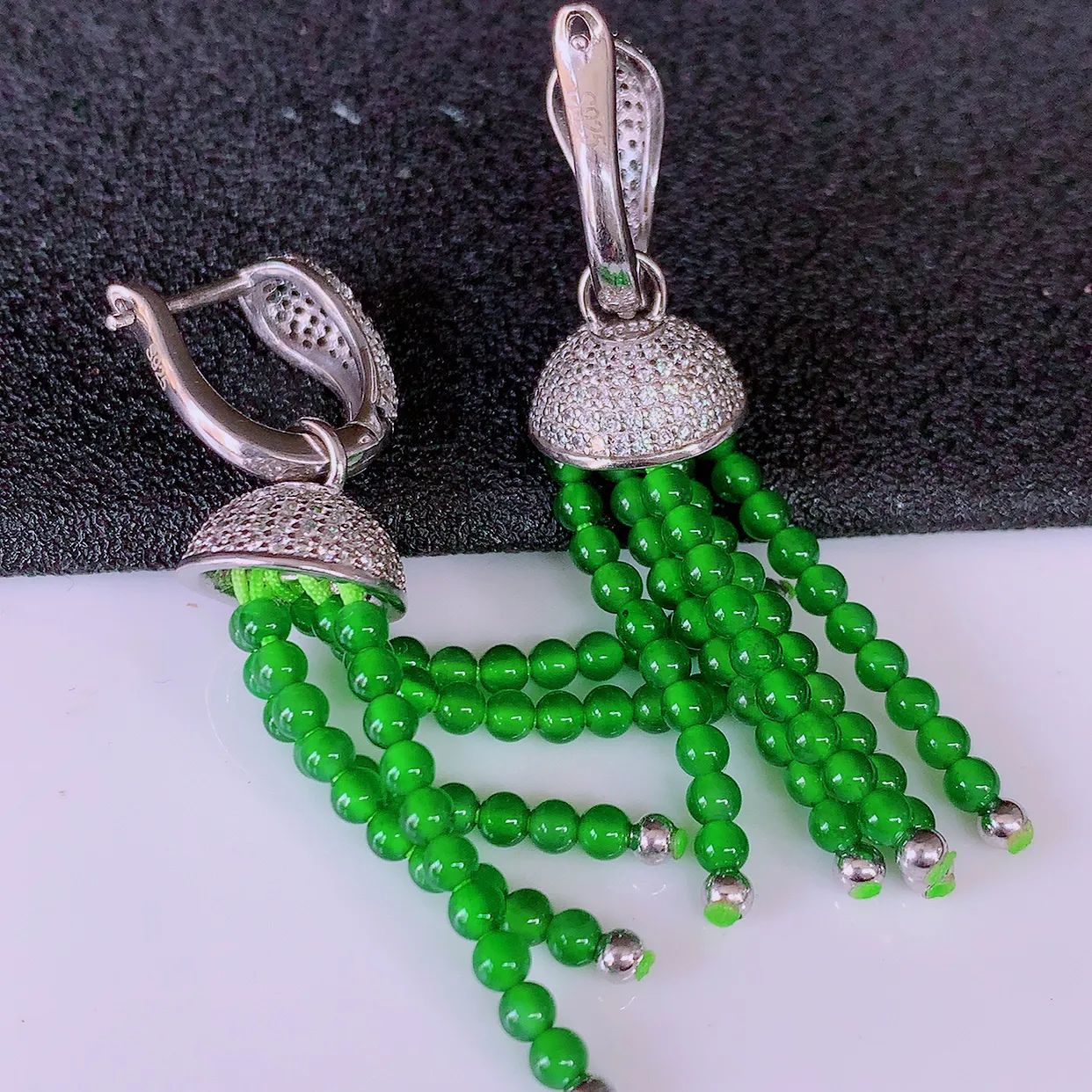 冰透满绿翡翠925银镶嵌耳坠，自然光实拍，翠色灵动，颜色漂亮，种老水足，品相佳，佩戴佳品！#98.5整体48.5*11.5裸石2.8