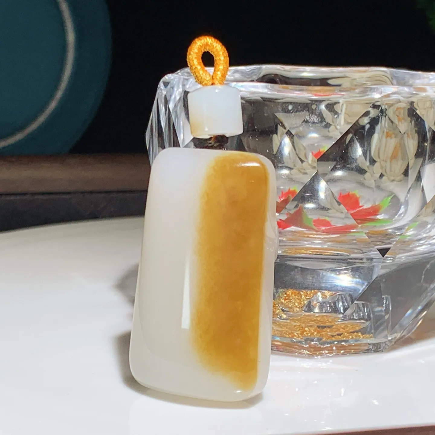 新疆且末糖平安无事牌子挂件。尺寸39/24/11重22.5克。玉质细腻油润。手推出油。佩戴高端典雅。