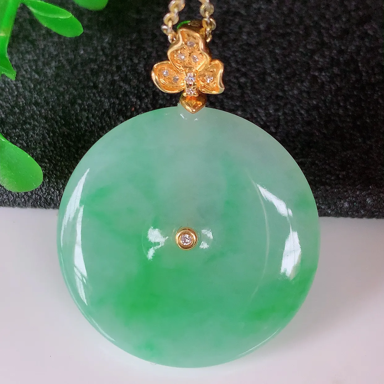 自然光实拍，18K金镶嵌水润翡翠平安扣吊坠，玉扣，冰润光泽，寓意平平安安，平安扣佩戴时尚漂亮！#00