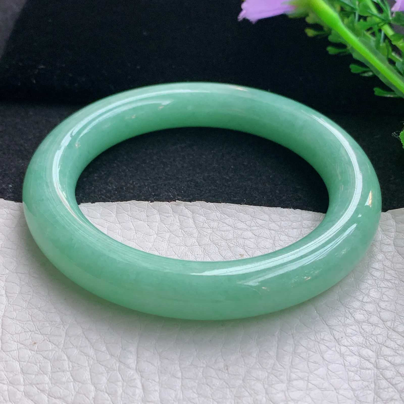 yh自然光57.5*11美人镯 翡翠a货玉手镯果绿圆条珠宝玉手环