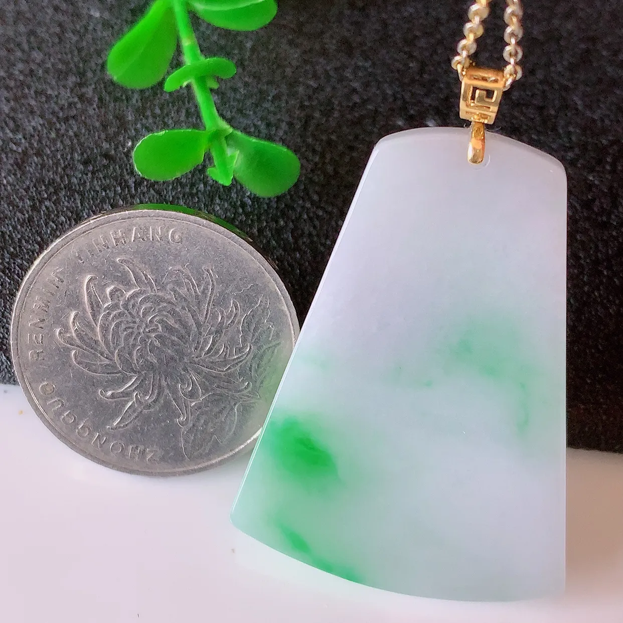 18K金镶嵌冰润飘绿平安无事牌吊坠，翡翠无事牌，平平安安，无事牌翠色灵动，佩戴平安时尚！#41.5整体44.5*裸石39*28.5*4