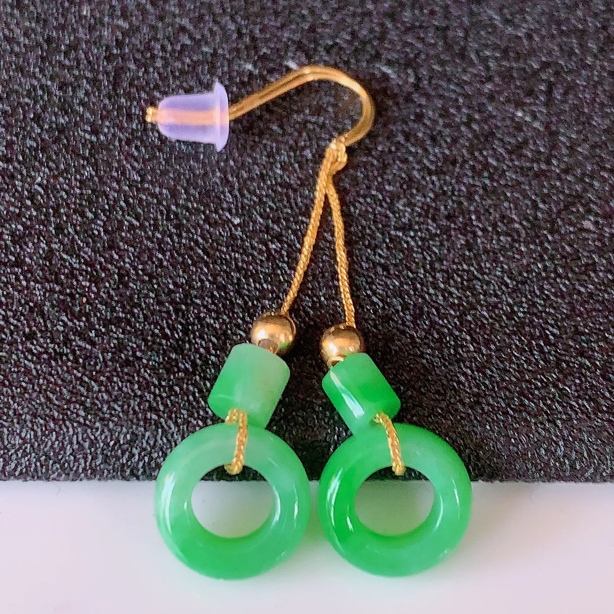 18k金镶嵌冰飘绿翡翠平安扣耳坠，沁人心脾，耳坠佩戴效果大气出众，尽显气质。种水好，胶感足，颜相当漂亮，高性价比，值得入手品鉴！#42.5整体38.5裸石9.5*3.2